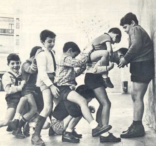 Entre estos niños que juegan al churro se encuentra el autor, feliz y entusiasmado.