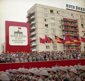 Berlin, Parade von Kampfgruppen zum Mauerbau